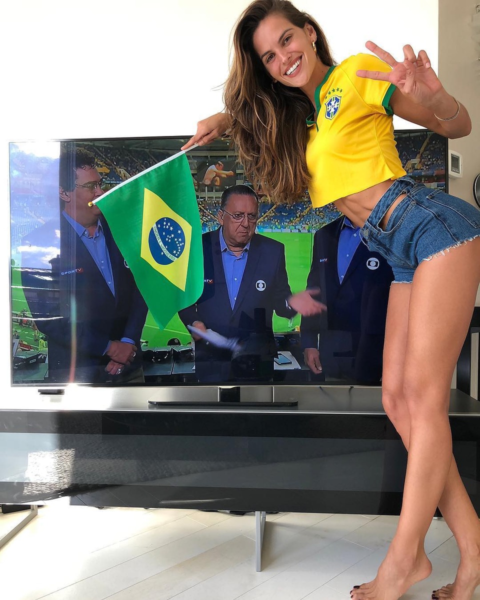Thiên thần nội y Izabel Goulart nổi bật khi đi xem bóng đá - 9
Izabel Goulart ủng hộ đội nhà từ khi chưa sang Nga