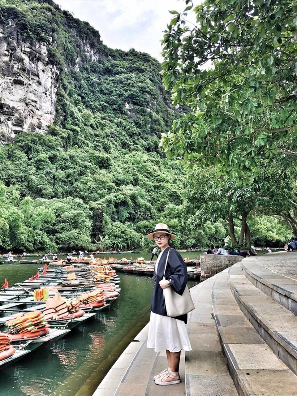 Buổi chiều, nhóm Mai dành thời gian khám phá Tràng An. Theo Mai, ở Tràng An có các lịch trình di chuyển cho du khách lựa chọn theo sở thích với giá vé đi thuyền là 200 nghìn/ người. Nhóm Mai chọn tour 2: khám phá 4 hang động, 2 điểm tâm linh và Đảo đầu lâu.