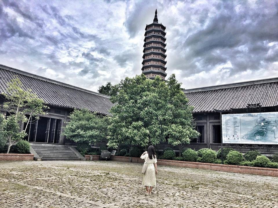 Với thiên nhiên hoang sơ, phong cảnh non nước hữu tình, Ninh Bình hiện đang là một trong những điểm đến nổi tiếng thu hút nhiều du khách. Nằm cách Hà Nội chỉ 90km và trên trục giao thông chính Bắc – Nam, Ninh Bình là lựa chọn thích hợp cho những chuyến đi nghỉ dưỡng, khám phá dịp cuối tuần đặc biệt là cho những du khách ở miền Bắc.