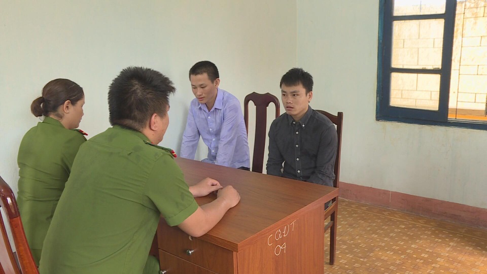 Hai thanh niên dụ dỗ, bán hàng loạt cô gái sang Trung Quốc - 1 Hai đối tượng Vảng và Gia tại cơ quan công an