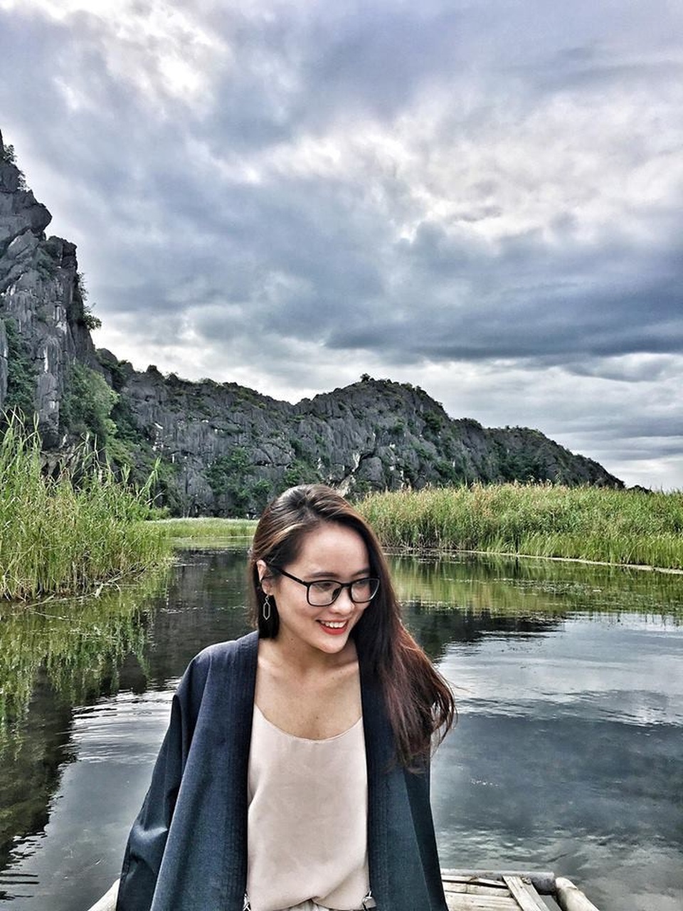 Khung cảnh Đầm Vân Long vừa nên thơ vừa hùng vĩ với đầm sen, cánh đồng lúa chín và những dải núi đá vôi bao bọc.