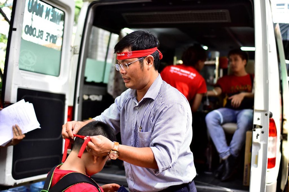 Ấm áp hình ảnh cha dạy con bài học sẻ chia từ “hiến máu nhân đạo” - 2 Hình ảnh đáng yêu khi tự tay anh quấn chiếc băng đô Hành trình đỏ cho con trai
