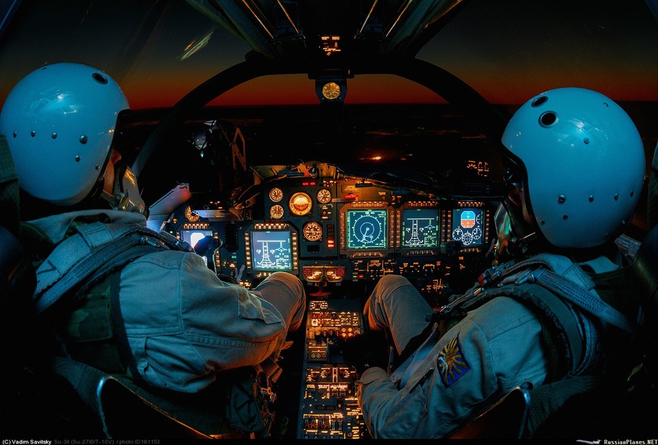 Uy lực tấn công của "xe tăng bay" Su-34 - 2 Bên trong buồng lái của Su-34 (Ảnh: MOD)