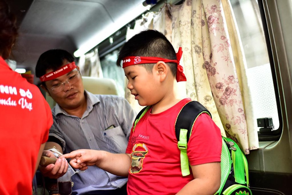 Ấm áp hình ảnh cha dạy con bài học sẻ chia từ “hiến máu nhân đạo” - 3 Minh Quân không hề sợ kim tiêm, đứng cạnh bố hỏi huyên thuyên về hiến máu nhân đạo