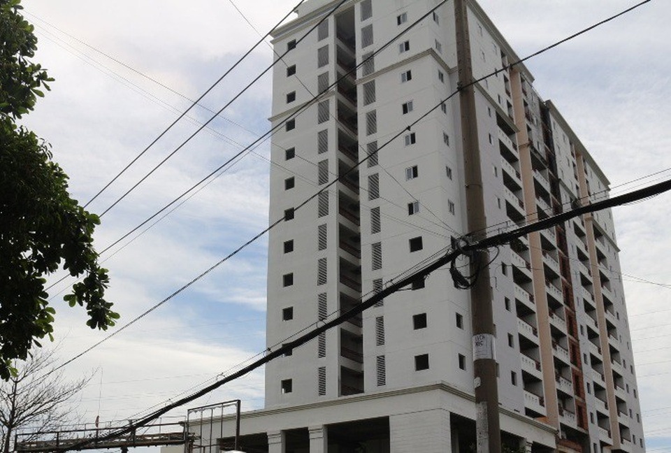 Một căn hộ bán cho nhiều người: Nguy cơ trắng tay vì ngân hàng phát mãi - 2 Khách hàng mua dự án chung cư Gia Phú đã nhiều lần treo băng rôn phản ứng chủ đầu tư dự án là Công ty Địa ốc Gia Phú và yêu cầu các cơ quan chức năng vào cuộc.