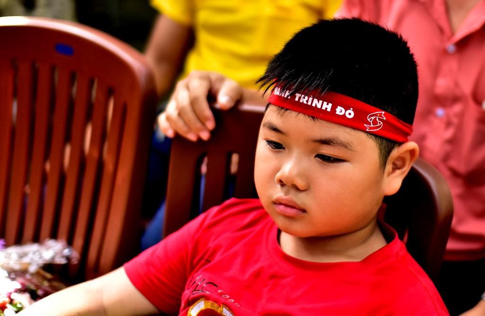Ấm áp hình ảnh cha dạy con bài học sẻ chia từ “hiến máu nhân đạo” - 4 Chiến sĩ Hành trình đỏ của tương lai chăm chú theo dõi quá trình hiến máu của bố