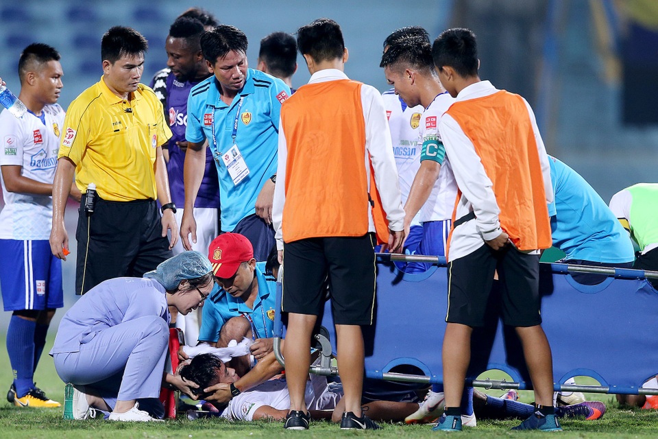 
Cầu thủ Quảng Nam phải rời sân trên cáng - Ảnh: Gia Hưng
