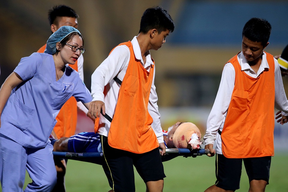 
Hà Minh Tuấn chấn thương khá nặng - Ảnh: Gia Hưng
