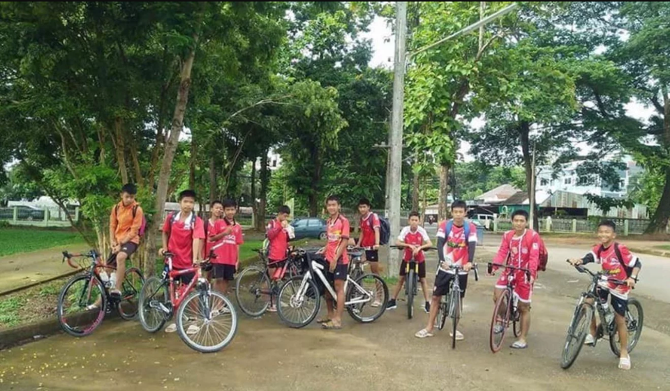 Mỹ, Anh hỗ trợ Thái Lan tìm đội bóng mắc kẹt trong hang - 3 Hình ảnh gần nhất của đội bóng thiếu niên trước khi mất tích. (Ảnh: Facebook)