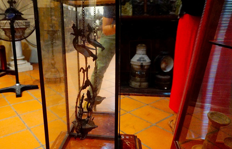 Chiếc đèn sắt được nghệ nhân chế tác tại Huế trong thế kỷ 19 với hình ảnh rồng phượng.