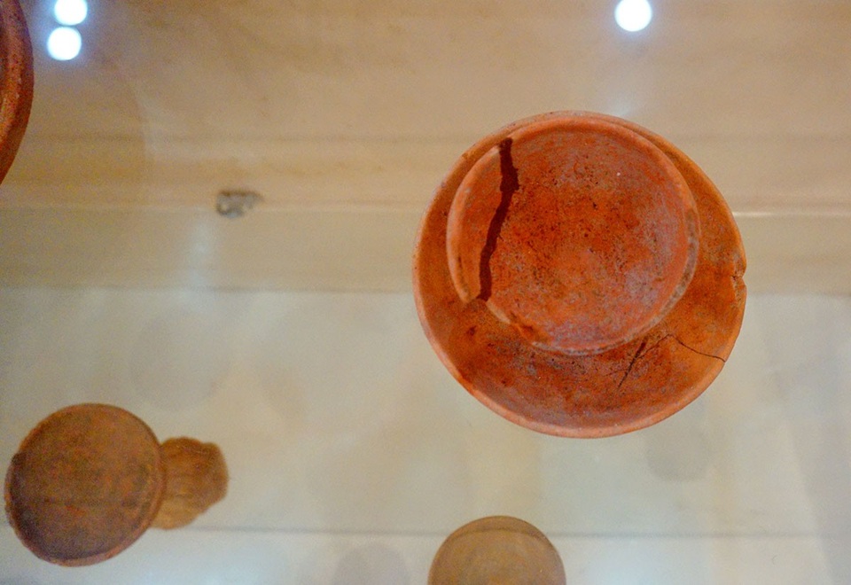 Trong bộ sưu tập, những chiếc đèn làm bằng đất nung có nguồn gốc từ thời Đông Sơn đã tồn tại từ thế kỷ V trước Công nguyên.