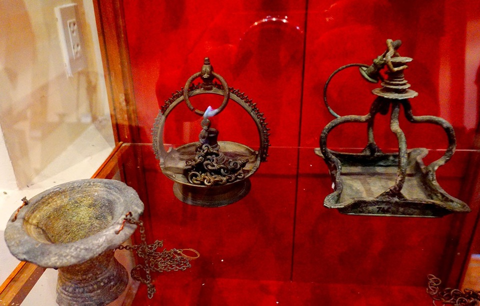 Mỗi chiếc đèn mang hình dáng, kích cỡ và hoa văn khác nhau thể hiện sự tinh xảo của mỗi thời kỳ.