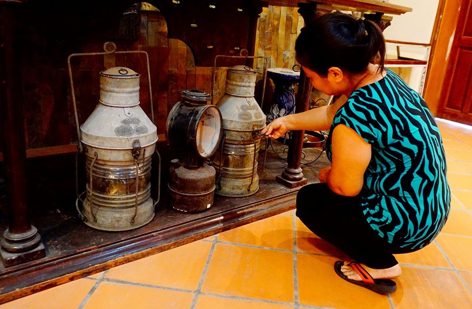 Ngoài những chiếc đèn dầu cổ có nguồn gốc ở Việt Nam, bộ sưu tập còn trưng bày nhiều chiếc đèn cổ có xuất xứ từ Ấn Độ, châu Âu...