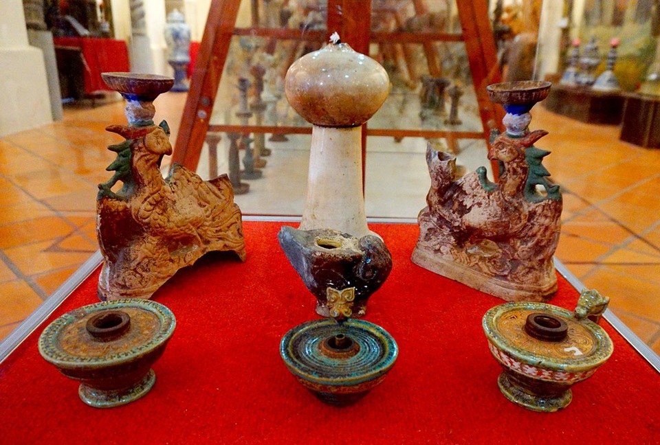 Những chiếc đèn có nguồn gốc chủ yếu ở Việt Nam từ thời tiền sử đến những năm cuối thế kỷ 20.