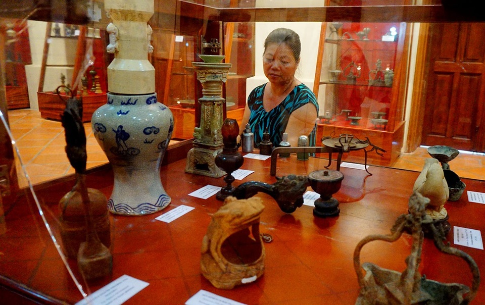 Các đèn đều rất phong phú về kiểu dáng, đa dạng về chất liệu từ đất nung, đồng, gốm, gỗ, sắt, thủy tinh...