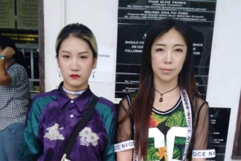 Du khách Trung Quốc bị phạt vì nhảy phản cảm ở nơi linh thiêng - 1
Hai du khách Trung Quốc có hành động nhảy khêu gợi trước nhà thờ Hồi Giáo ở Malaysia. (Ảnh: The Star)