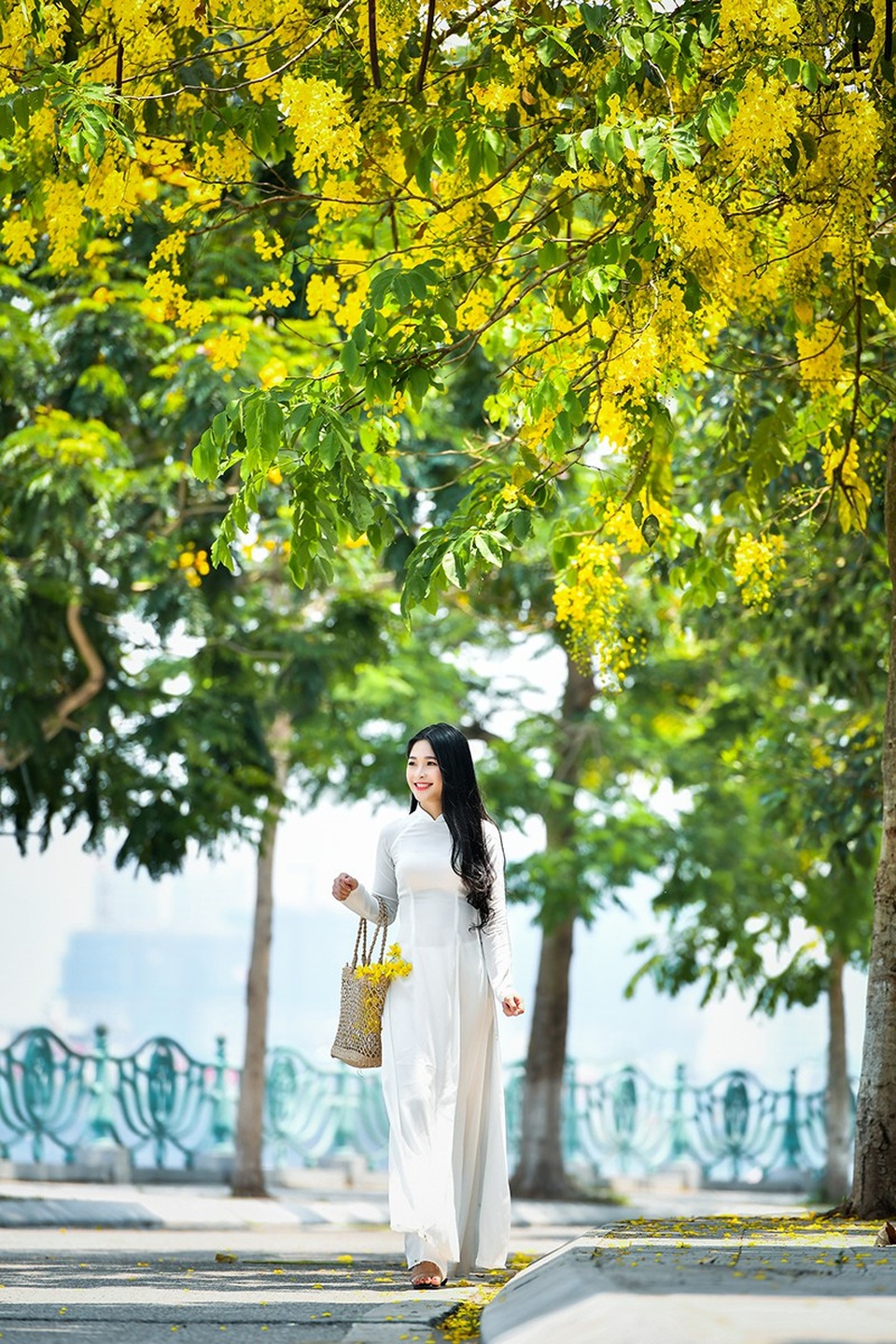 "Hot girl tráng bánh mướt" xứ Nghệ đẹp dịu dàng dưới tán hoàng yến - 1 Nguyễn Thị Kim Khánh (sinh năm 1998) được dân mạng đặt biệt danh hot girl tráng bánh mướt. Lí do là vì cô được biết tới qua một clip cô ngồi tráng bánh mướt phụ mẹ bán hàng.