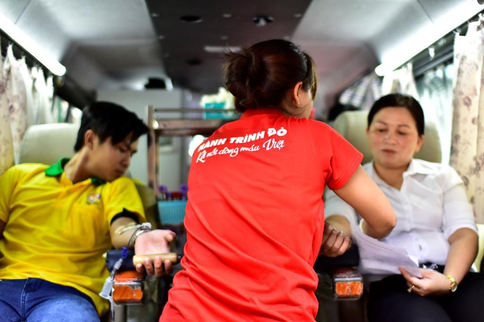 Ấm áp hình ảnh cha dạy con bài học sẻ chia từ “hiến máu nhân đạo” - 9 Đến thời điểm hiện tại, chương trình Hành trình đỏ đã được tổ chức tại 11/26 tỉnh/thành phố (bao gồm các địa phương Cà Mau, TP Hải Phòng, Kiên Giang, Quảng Ninh, Cần Thơ, Lâm Đồng, Đắk Lắk, TPHCM, Kon Tum, Gia Lai, Khánh Hòa) và tiếp nhận được 9.906 đơn vị máu.
