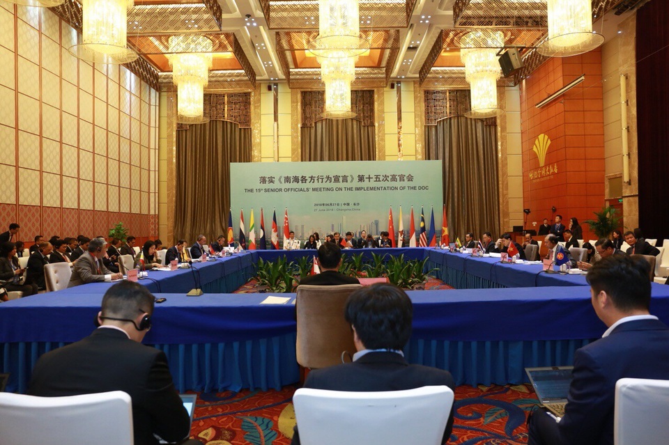 Việt Nam bày tỏ lo ngại trước các hoạt động quân sự hóa Biển Đông - 1 Phiên họp lần thứ 15 - cuộc họp các quan chức cao cấp (SOM) ASEAN - Trung Quốc về thực hiện Tuyên bố về Ứng xử của các bên ở Biển Đông (DOC)