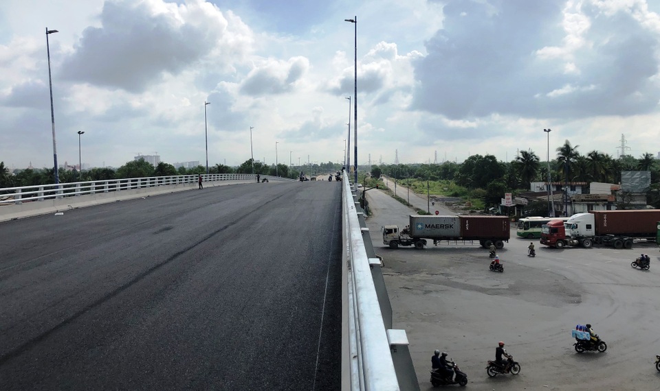 Sắp thông xe cầu vượt nút giao thông nguy hiểm nhất phía Đông Sài Gòn - 2 Cầu vượt nút giao thông Mỹ Thủy (quận 2) thông xe từ ngày 29/6, sẽ tạo được hướng lưu thông thông suốt cho các loại xe ôtô, đặc biệt là xe container theo trục đường Võ Chí Công, và từ đường Võ Chí Công rẽ trái về cảng Cát Lái.