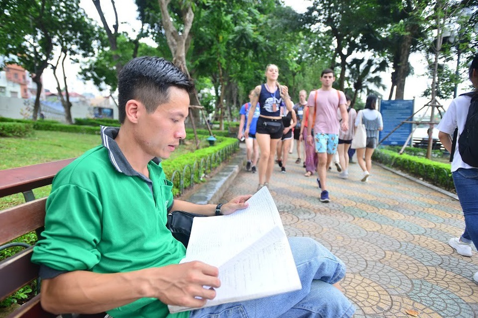 Chàng xe ôm công nghệ nói 10 thứ tiếng gây “sốt” cộng đồng - 2 Một ngày, Hải dành phần lớn thời gian cho việc tự học ngoại ngữ