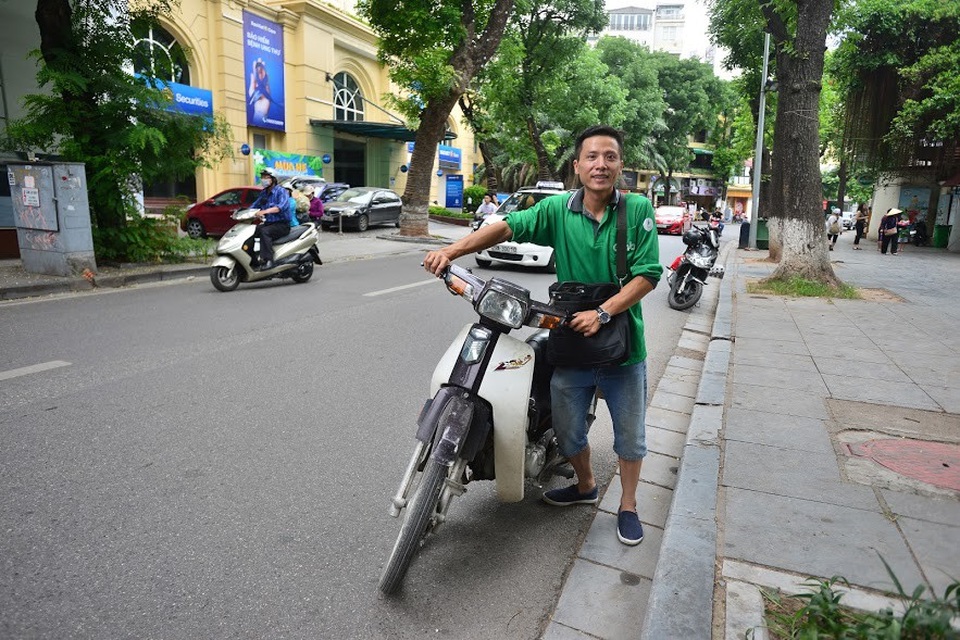 Chàng xe ôm công nghệ nói 10 thứ tiếng gây “sốt” cộng đồng - 3 Công việc chính của Hải hàng ngày là lái xe ôm và nhận ship hàng. Tuy nhiên, do không nhận khách đều nên một tháng thu nhập của Hải chỉ khoảng 3-4 triệu/ tháng