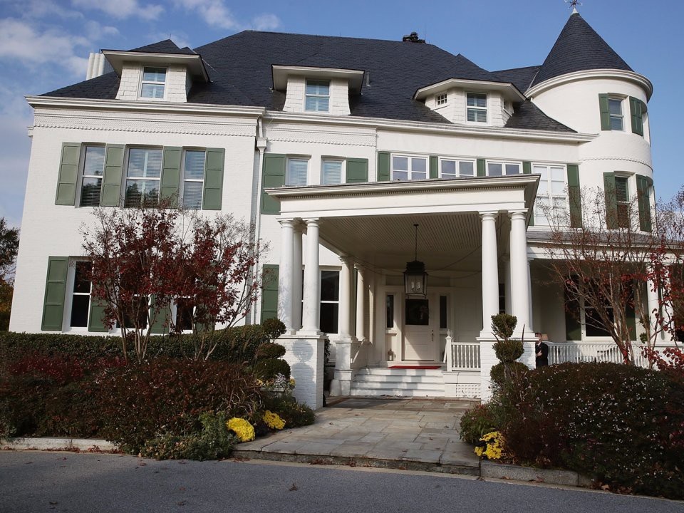 Phó Tổng thống Mỹ Mike Pence và gia đình hiện đang sinh sống tại tòa nhà có tên Number One Observatory Circle, nằm tại khu vực Đài quan sát Hải quân Mỹ. Khu tổ hợp này trở thành nơi ở của phó tổng thống Mỹ từ năm 1974, và cựu Phó Tổng thống Walter Mondale là người đầu tiên vào sống tại đây. (Ảnh: Getty)