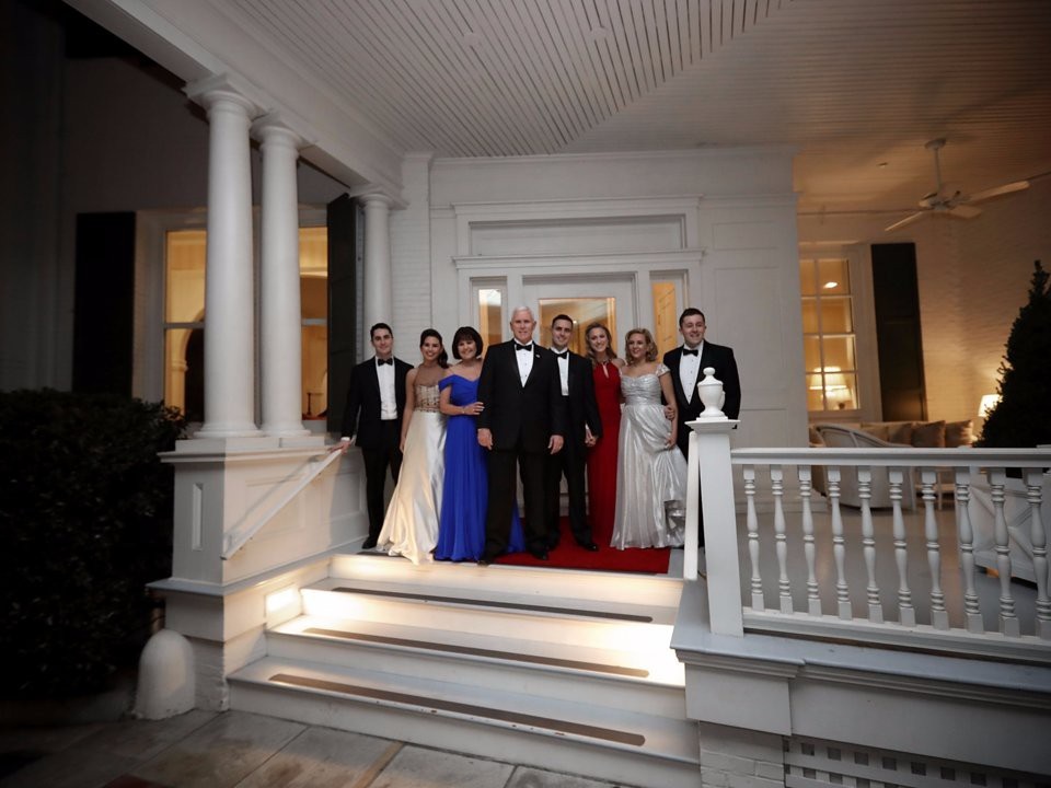 
Gia đình ông Pence chụp hình trước dinh thự (Ảnh: Getty)
