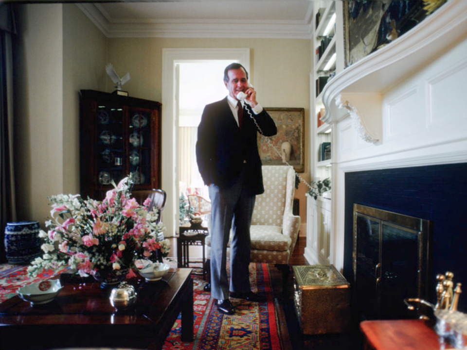 Cựu Phó Tổng thống George H.W. Bush, người sau này trở thành Tổng thống Mỹ thứ 41, cho xây dựng một hố móng ngựa tại sân của khu nhà. (Ảnh: Getty)