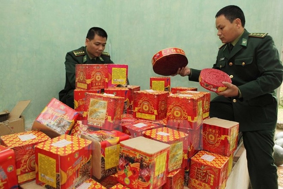 Pháo hoa nổ của Trung Quốc “lách luật” tuồn vào Việt Nam - 1 Một vụ vận chuyển, buôn bán trái phép pháo nổ bị lực lượng chức năng bắt giữ.