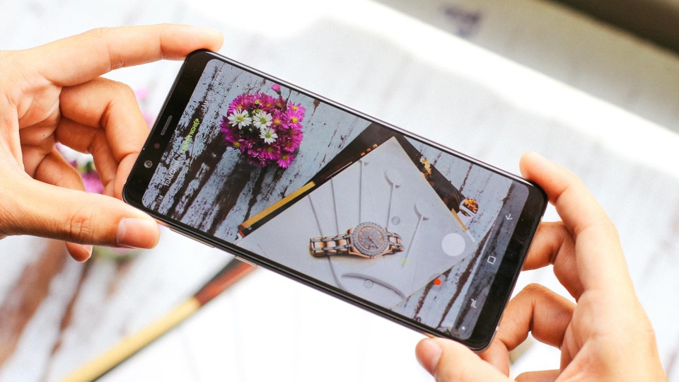 Galaxy A8 Star gây chú ý với cụm camera trước và sau lên đến 24MP - 2 Cụm camera kép ở mặt sau cho phép tuỳ chỉnh ảnh trong điều kiện thiếu sáng