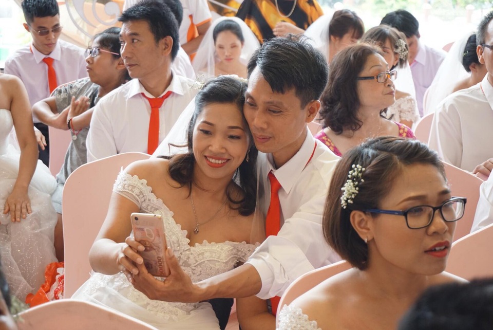 Một cặp đôi tranh thủ lưu lại những khoảnh khắc hạnh phúc trước khi lễ cưới diễn ra.