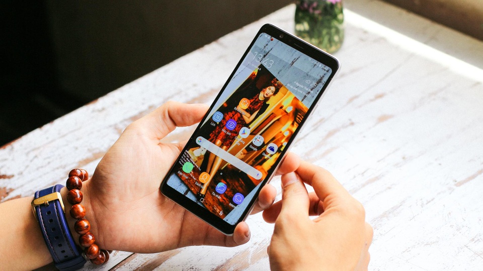 Galaxy A8 Star gây chú ý với cụm camera trước và sau lên đến 24MP - 3 Galaxy A8 Star sở hữu màn hình tràn viền lớn nhất của dòng A Series
