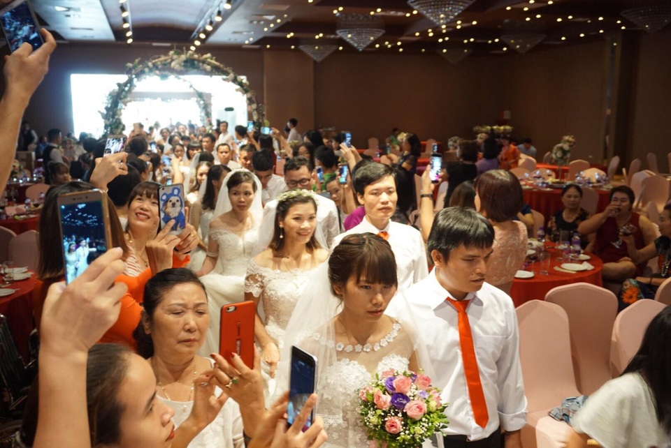 41 cặp đôi cùng nhau tiến vào lễ đường.