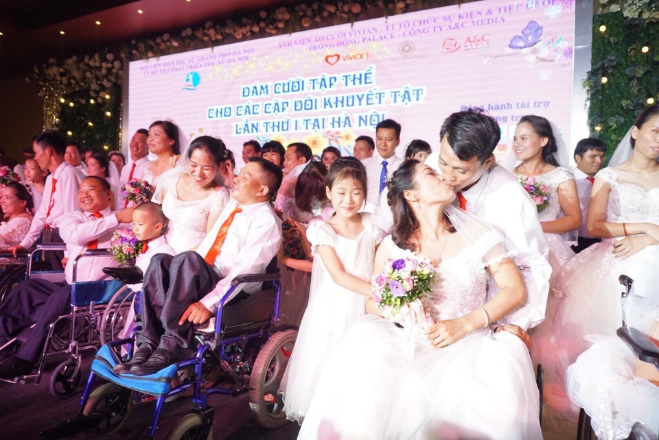 Họ không quên trao cho nhau những nụ hôn nồng cháy.