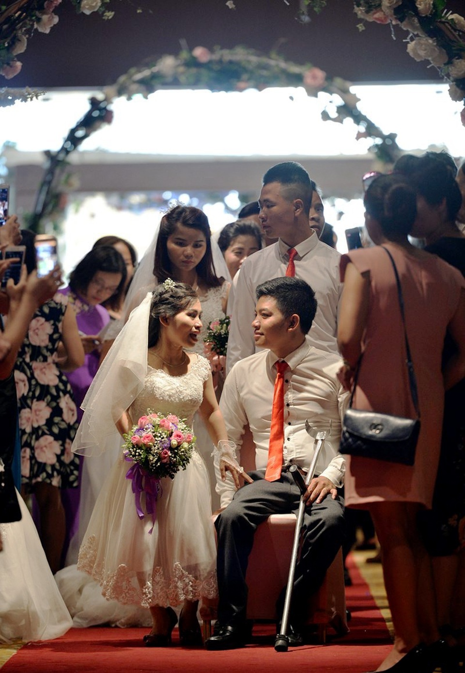 Trao cho nhau những ánh mắt yêu thương.