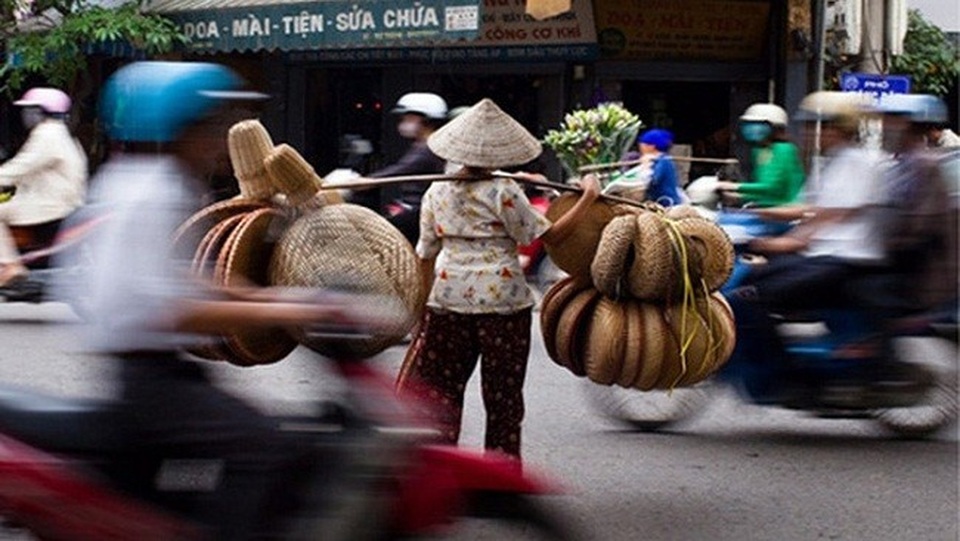 Tăng thuế VAT có thể làm gia tăng thêm 200.000 đến 240.000 người nghèo - 1 Các chuyên gia kinh tế khẳng định, việc tăng thuế VAT theo cả hai phương án đều tác động làm tăng tỷ lệ đói nghèo. Phương án thứ 2, tăng VAT nhóm hàng đang có thuế VAT 5% lên 10% là hợp lý hơn tăng đồng loạt thêm 1,2%.