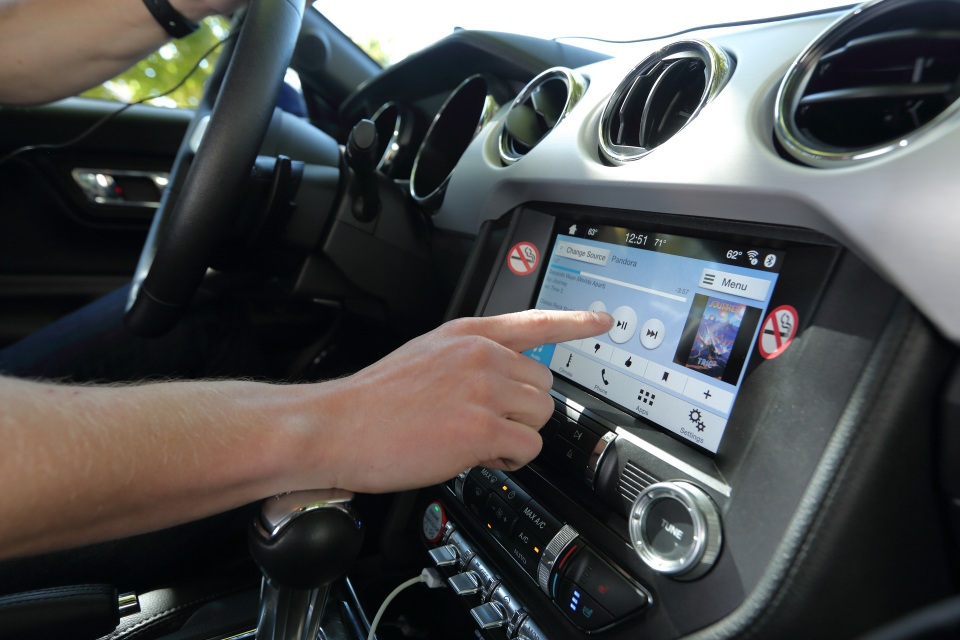 Android Auto và Apple CarPlay giúp tài xế đỡ mất tập trung hơn - 1 Android Auto và Apple CarPlay giúp tài xế đỡ mất tập trung hơn - 1