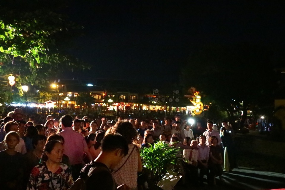 Du khách ngất ngây với những bản hòa tấu từ xứ sở hoa anh đào - 1 Rất đông người dân và du khách đã tập trung tại Vòng cung Chùa Cầu để xem buổi giao lưu hòa nhạc