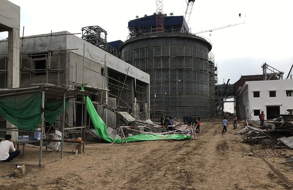 Sập giàn giáo 1 người tử vong, 4 người bị thương - 2 Hiện trường vụ tai nạn