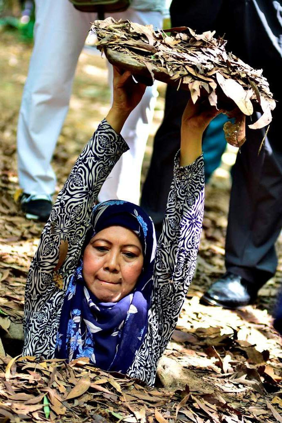 Đại biểu Malaysia trải nghiệm địa đạo Củ Chi