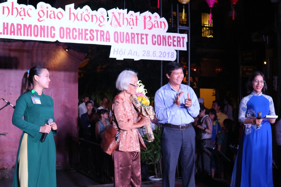 Du khách ngất ngây với những bản hòa tấu từ xứ sở hoa anh đào - 3 Ông Nguyễn Văn Sơn - Phó Chủ tịch TP Hội An - trao hoa cho bà Reiko Usuda