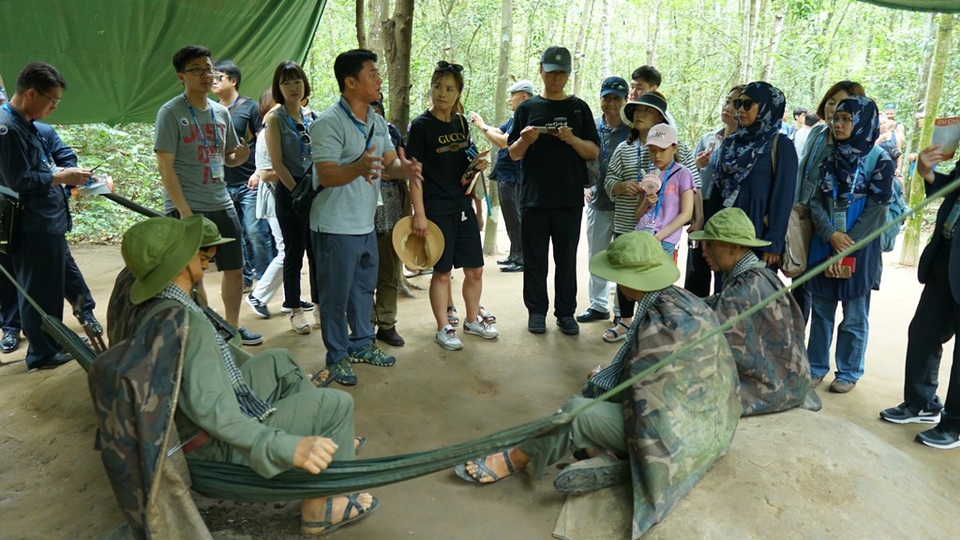 Đoàn khách đại biểu khá hứng thú với cách sinh tồn, chống giặc ngoại xâm của quân dân Củ Chi