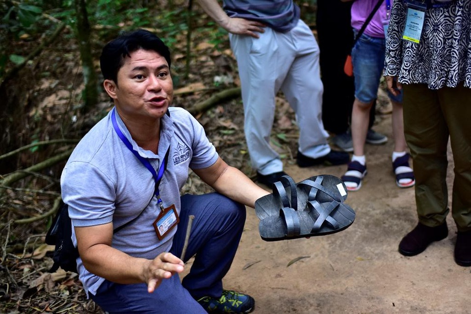 Hướng dẫn viên giới thiệu về dép râu, một trong những vật liệu tái chế siêu bền của bộ đội Việt Nam