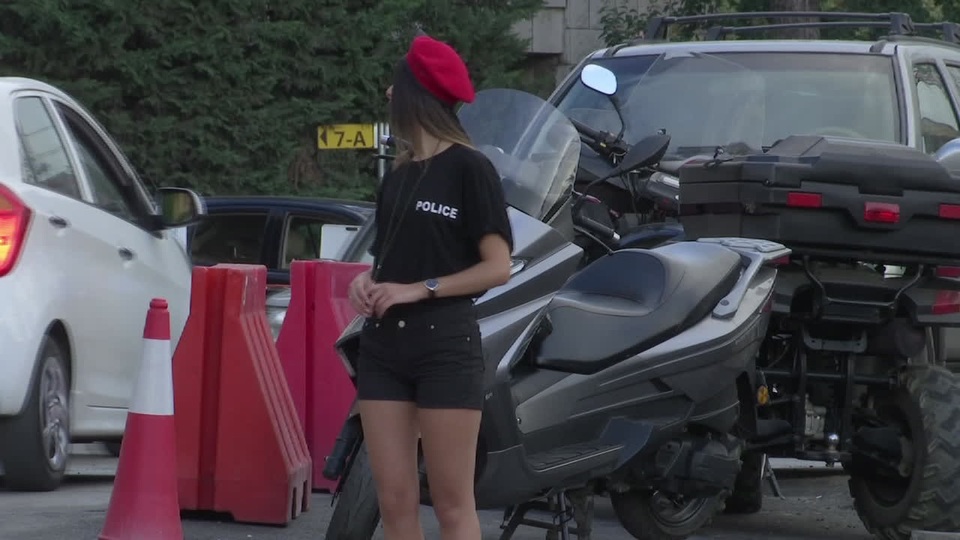 Nữ cảnh sát giao thông mặc quần short ngắn để hút khách du lịch - 6