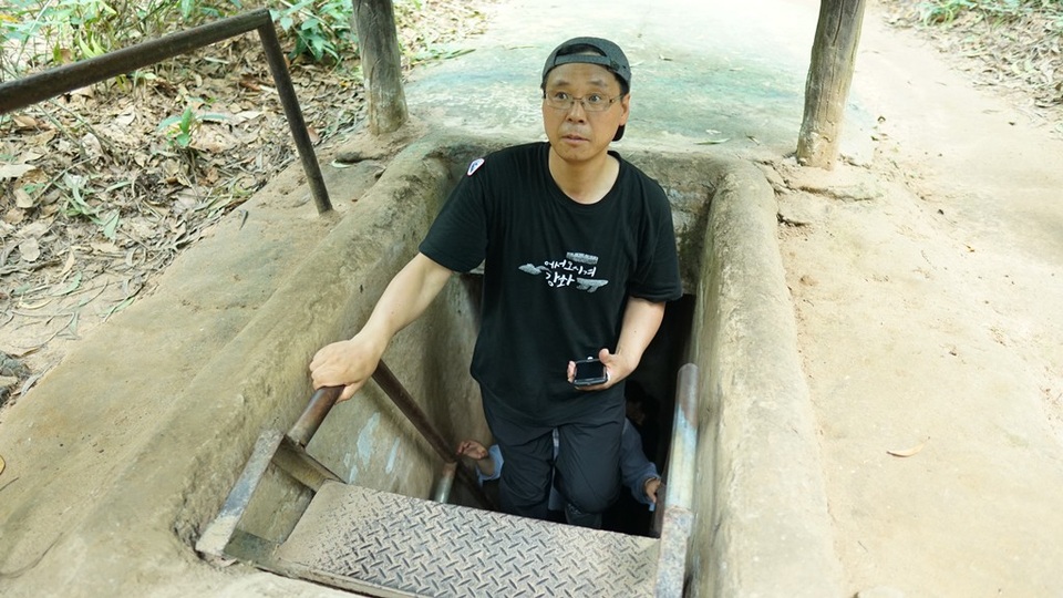 Một đại biểu của đoàn Hàn Quốc “chui” lên từ địa đạo