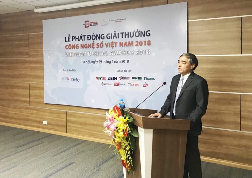 Thêm cơ hội cho doanh nghiệp, startup bắt nhịp xu thế Cách mạng công nghiệp 4.0 - 2 Ông Nguyễn Minh Hồng - Thứ trưởng Bộ TT&TT, Chủ tịch Hội Truyền thông số Việt Nam, trưởng ban tổ chức Giải thưởng phát biểu tại lễ phát động chương trình.