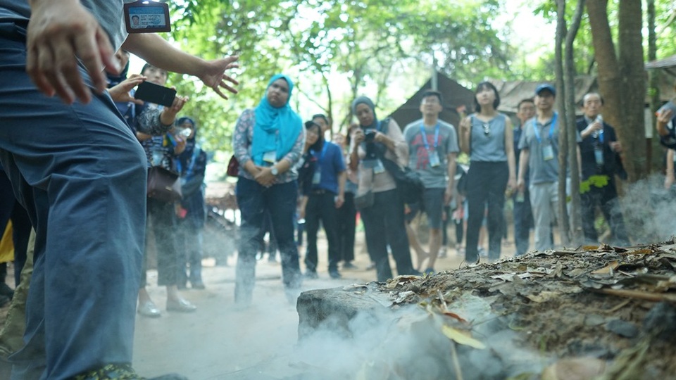 Nhiều du khách trầm trồ khi tận mắt chứng kiến bếp Hoàng Cầm bốc khói luộc khoai mì.