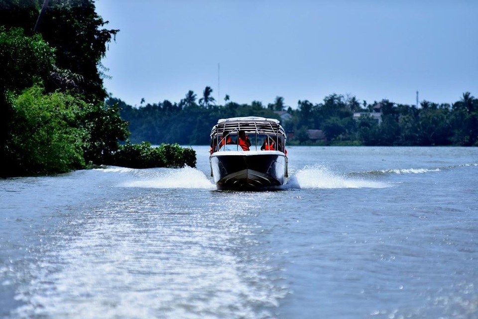 Từ trung tâm thành phố đến Củ Chi đoàn đại biểu đi xe khách, khi về đoàn được trải nghiệm ca nô dọc sông Sài Gòn về bến Tân Cảng