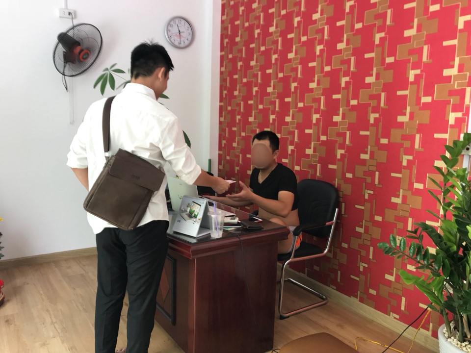 Mê cá độ, sinh viên "cắm" thẻ vay 100 triệu đồng - 4 Sinh viên đến giao dịch